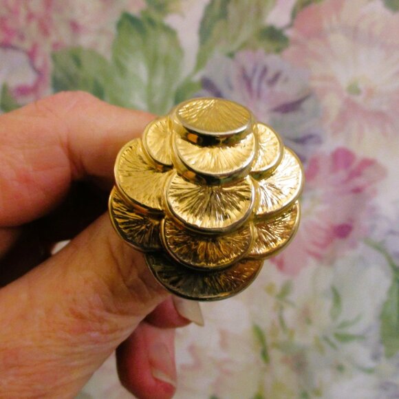 Vintage JERI-LOU Gold Dress Clips: 1960s Swirl & Disk Yellow Gold Scarf Clips - Picture 5 of 15